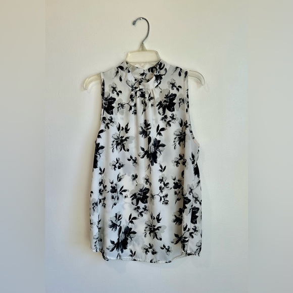 Blouse Size Small - Sleeveless White and Black Floral Pattern Sienna Sky - Picture 1 of 4
